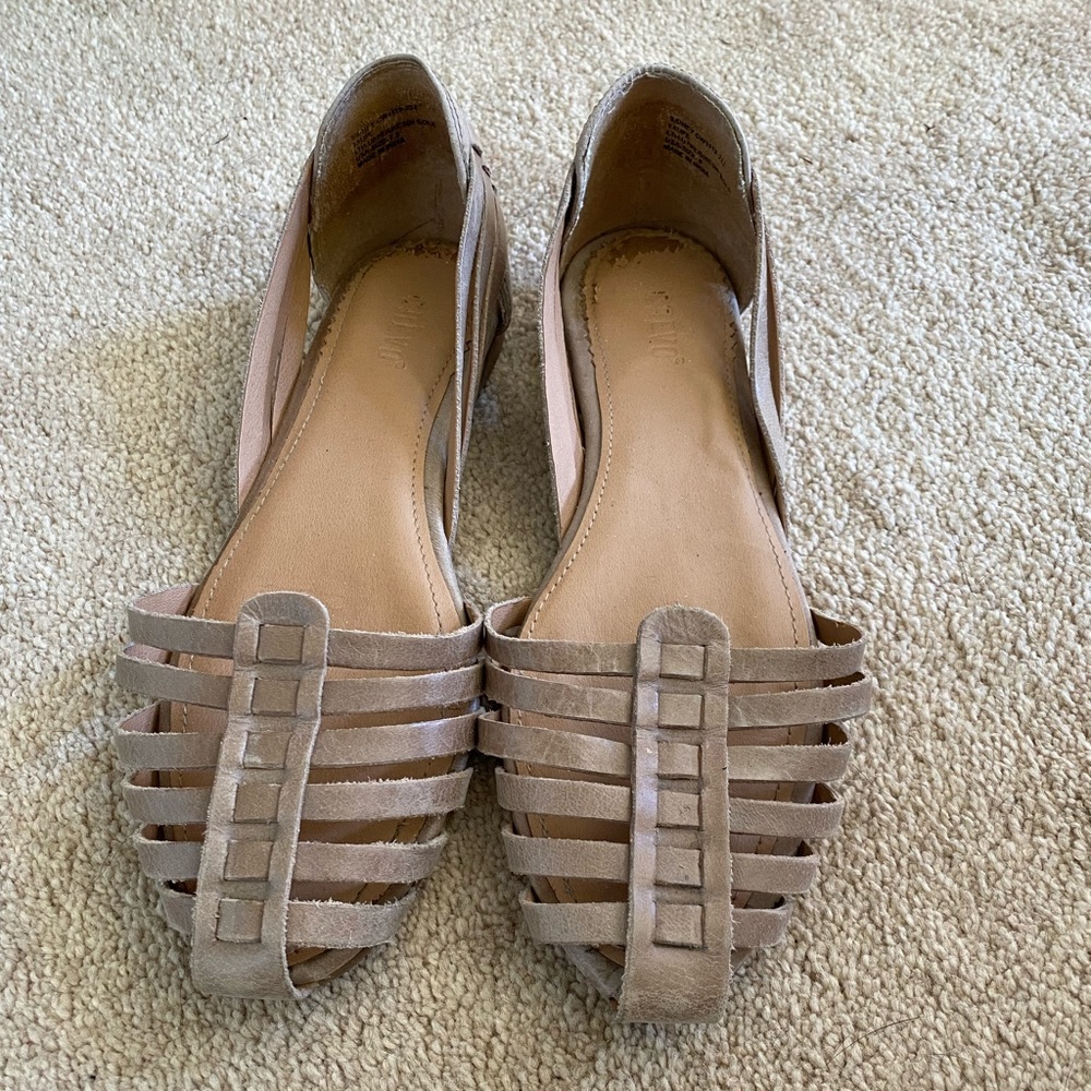 Crevo Women’s Flat Sandals Size 8 (RUNS LARGE)
